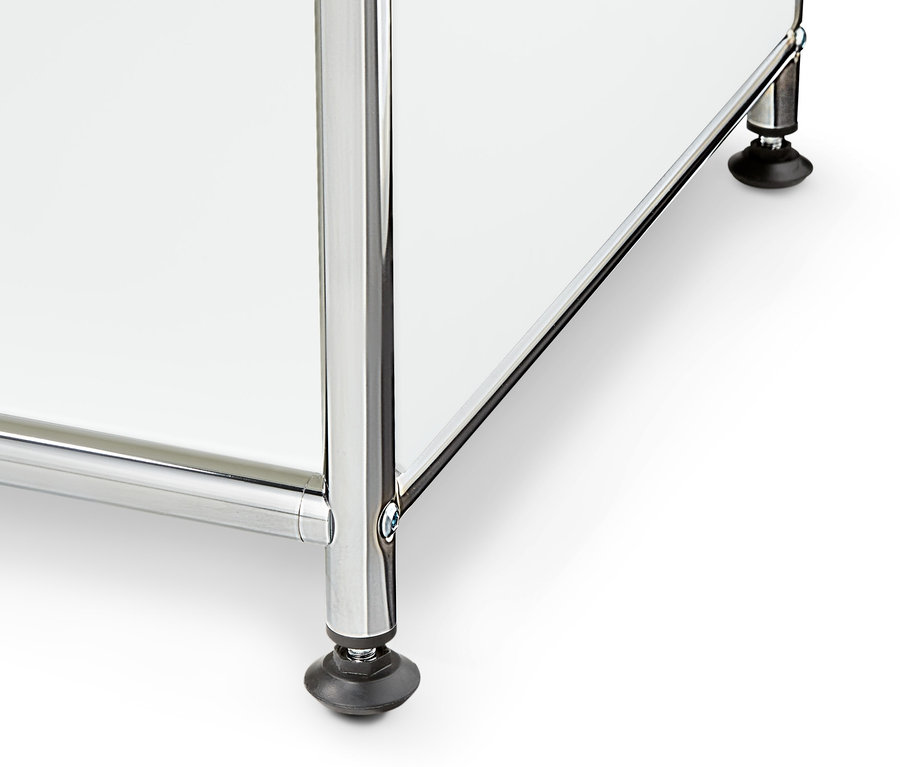 Detailansicht eines Metall-Sideboards mit 2 versetzbaren Klappenfächern, weiß.