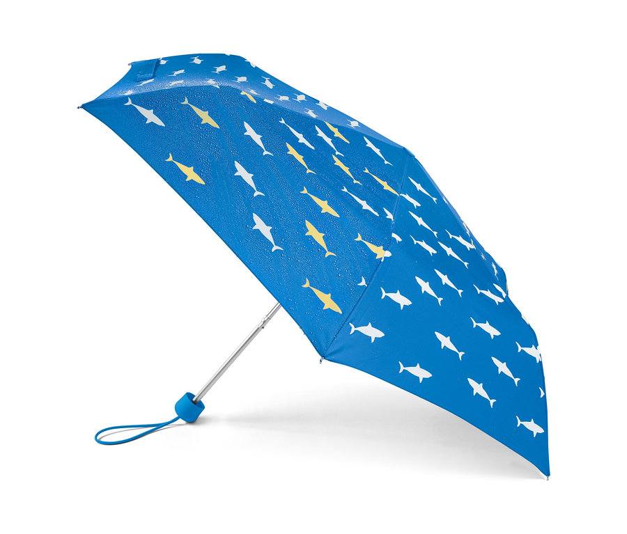 Blauer Kinder-Taschenschirm mit Farbwechsel und gelben und weißen Hai-Muster.