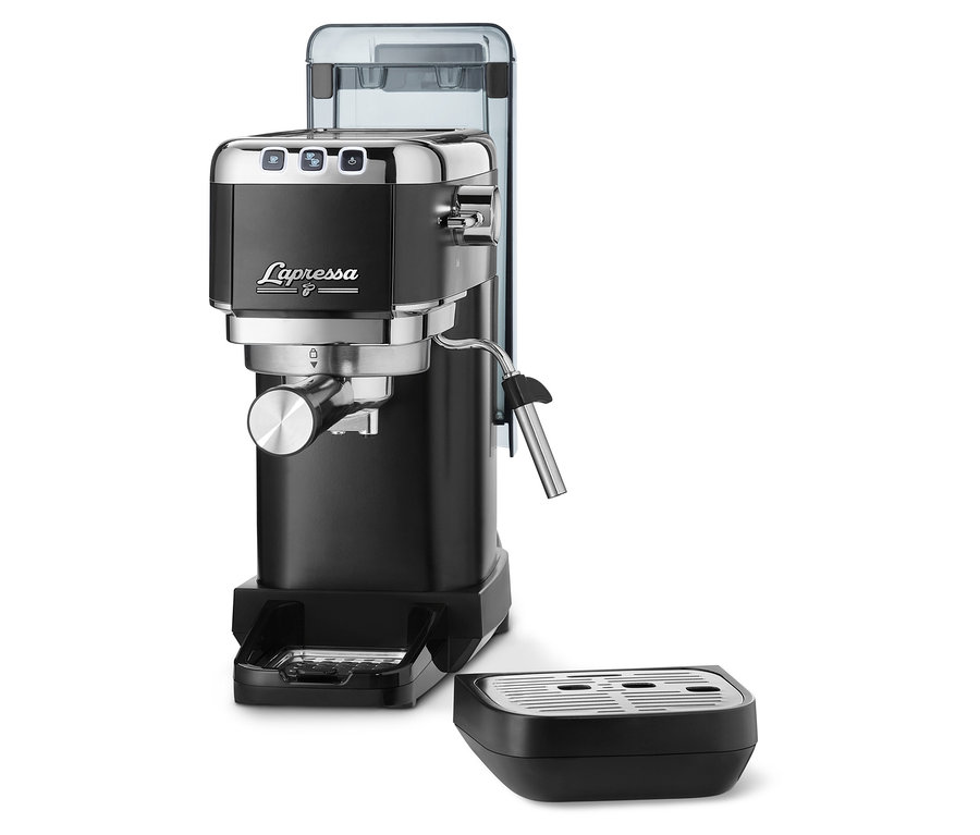 Schwarze »Lapressa« Siebträgermaschine.