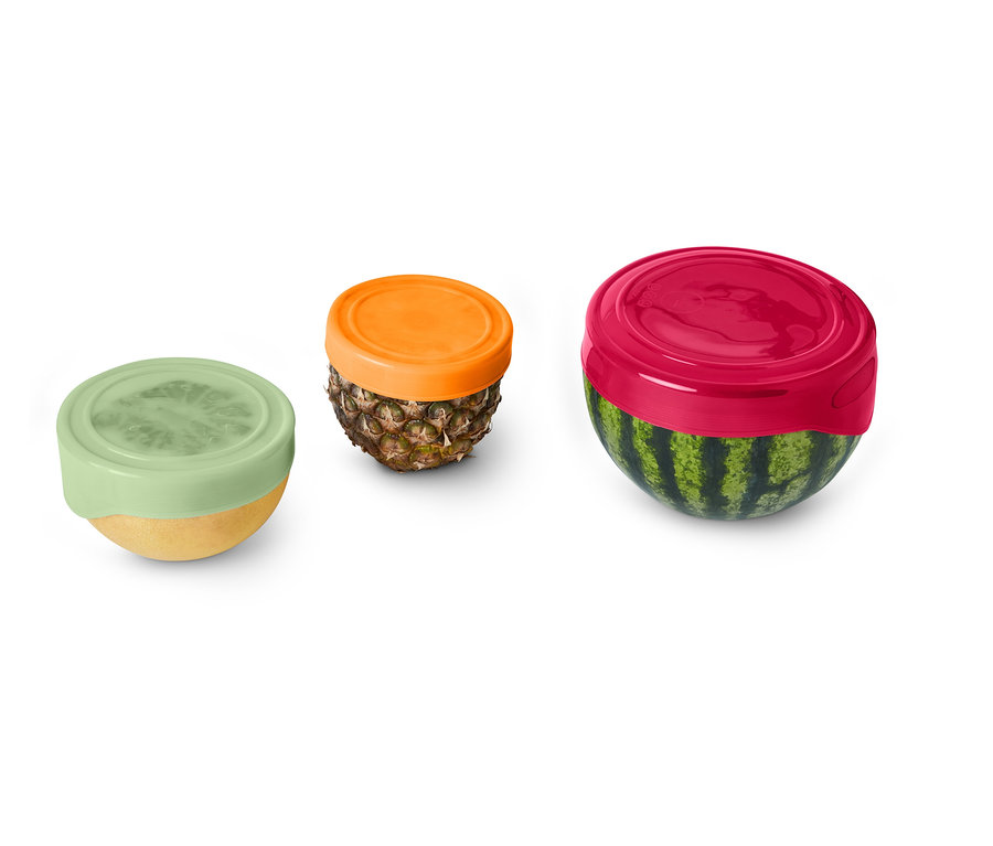 Drei Früchte, Zitrone, Ananas und Wassermelone, sind mit 3 Silikon-Frischhaltedeckeln abgedeckt.