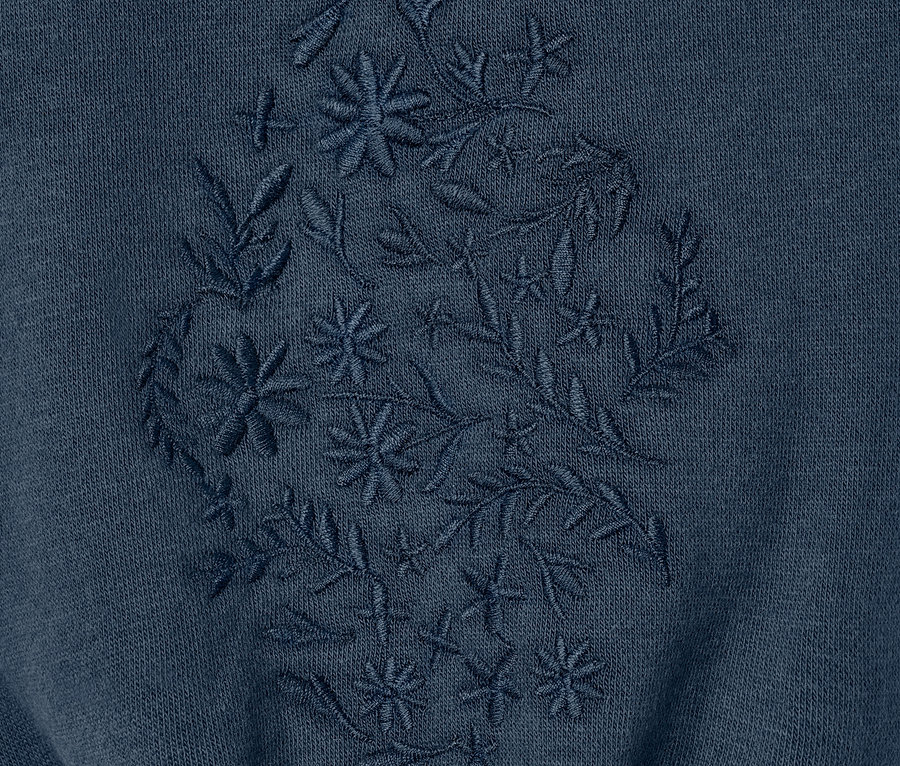 Detailansicht eines Still-/Umstands-Sweatshirts mit Blumenstickerei.