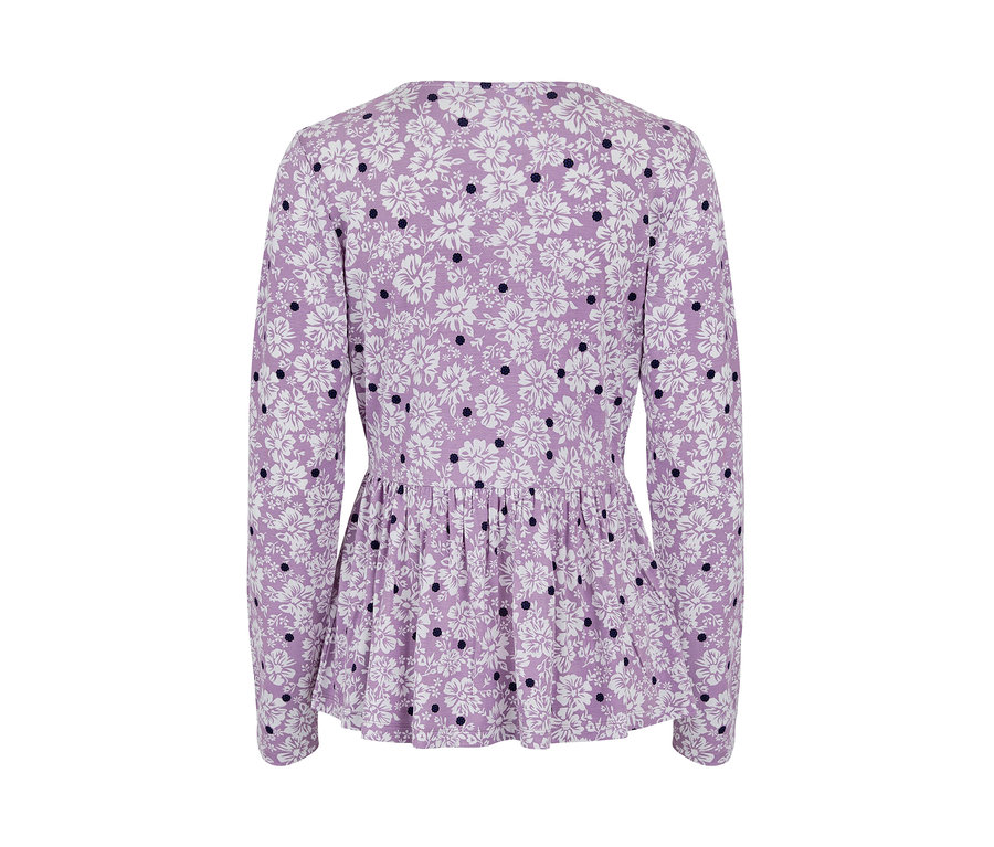 Detailansicht eines helllila Langarmshirts mit weißen Blumen und dunkelblauen Punkten.