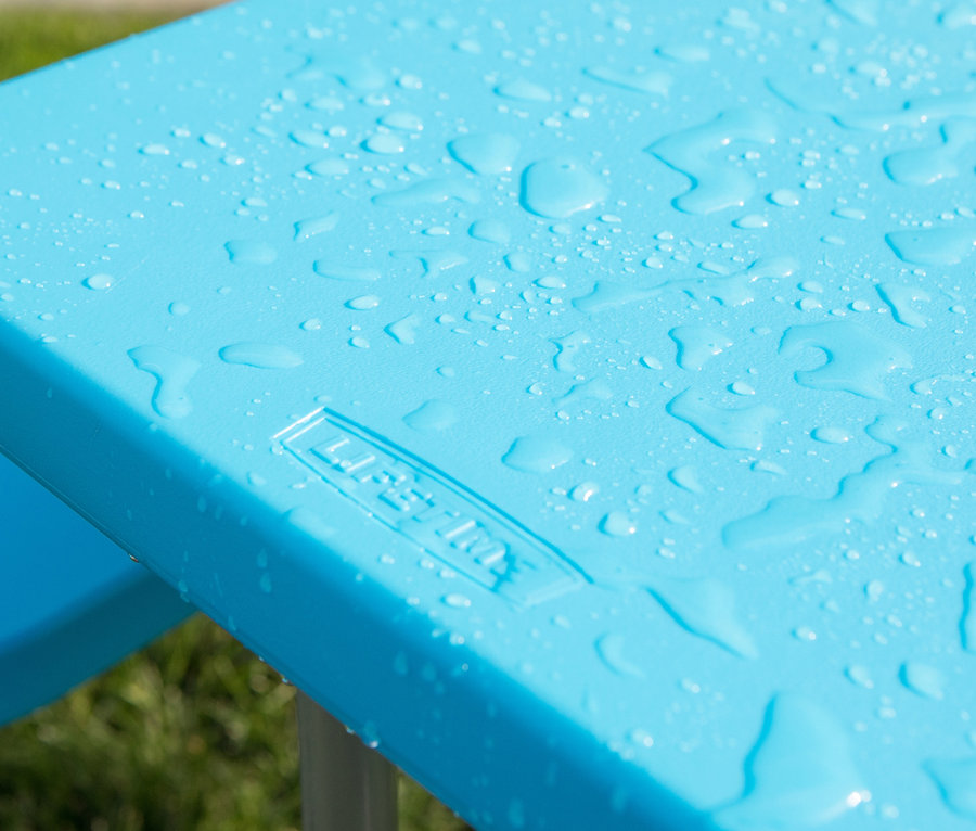 Detailaufnahme einer blauen LIFETIME Kinder-Picknicktisch »80094G« Tischplatte mit Wassertropfen.