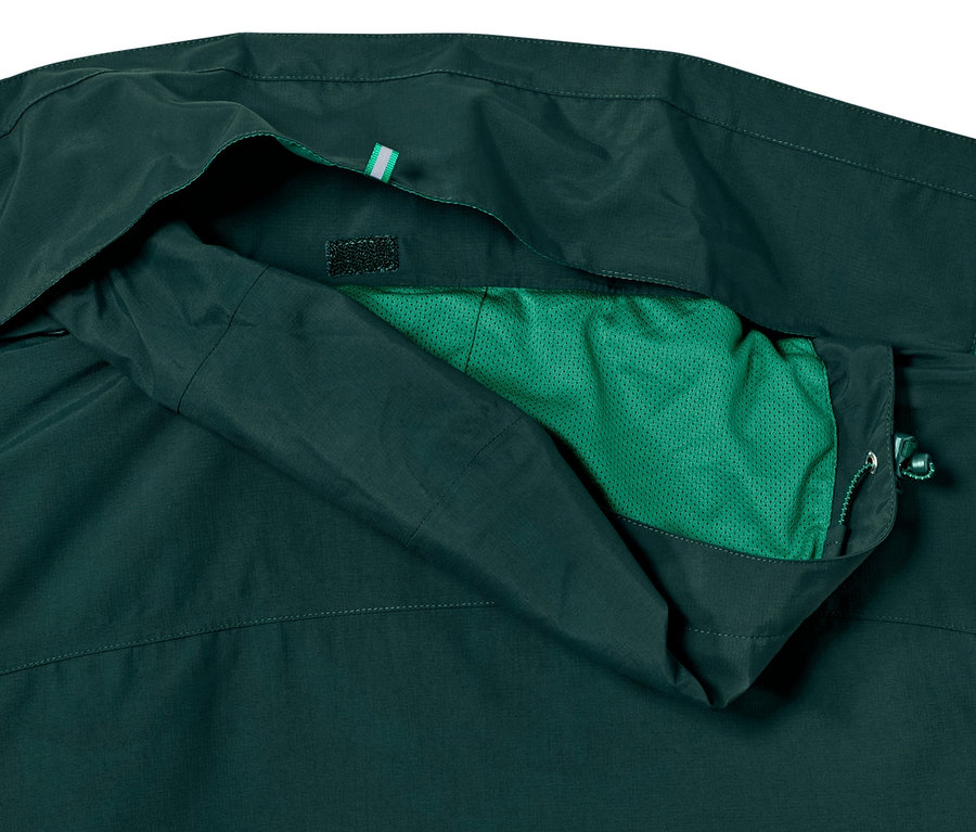 Detailansicht einer grünen Outdoorjacke.