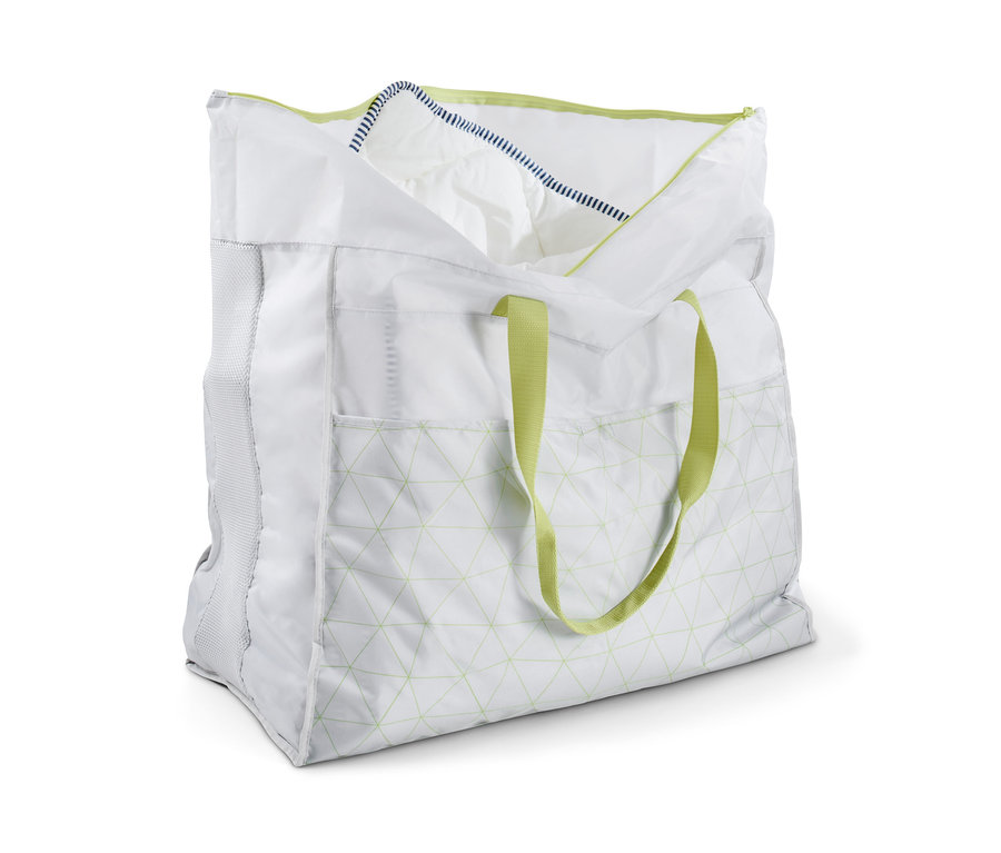 Geöffnete Jumbo-Bettwarentasche in Weiß mit geometrischem Muster und grünen Griffen.