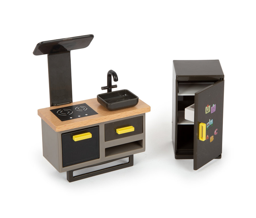 Miniaturküche mit Kühlschrank und Herd. Die Kühlschranktür ist offen.