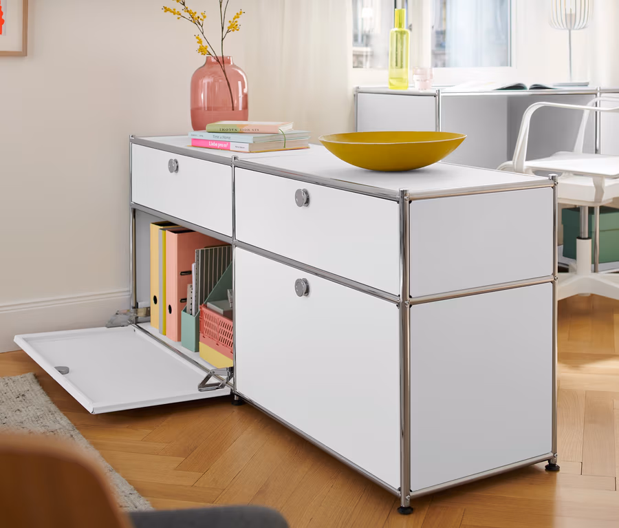 Weißer Schreibtisch Metall »CN3« mit Klapptür, Topstar Bürostuhl »SITNESS Life 40« weiß und Sideboard »CN3« mit Schubladen und Klappen in einem Zimmer.