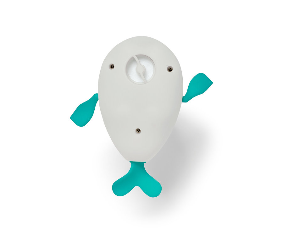 Weißes Badespielzeug Aufziehwal mit blauen Flossen und Schwanz.