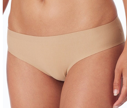 Person trägt einen maplefarbenen SCHIESSER invisible Rio-Slip mit Baumwolle. Nahaufnahme von Bauch und Oberschenkeln.