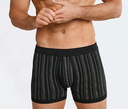 Mann trägt 2 SCHIESSER Shorts in Feinripp, schwarz.