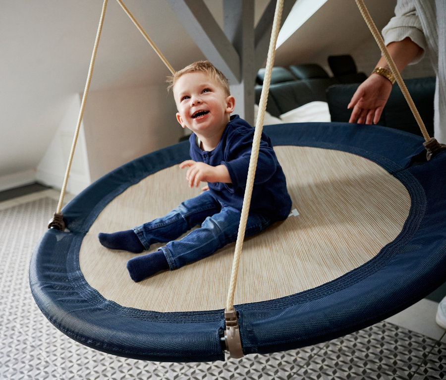 Ein Junge sitzt in einer HUDORA Nestschaukel »Lounge«, midnight, Ø 110 cm.
