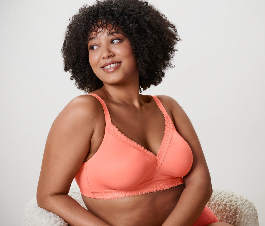 Frau mit Afro trägt Soft-BH.