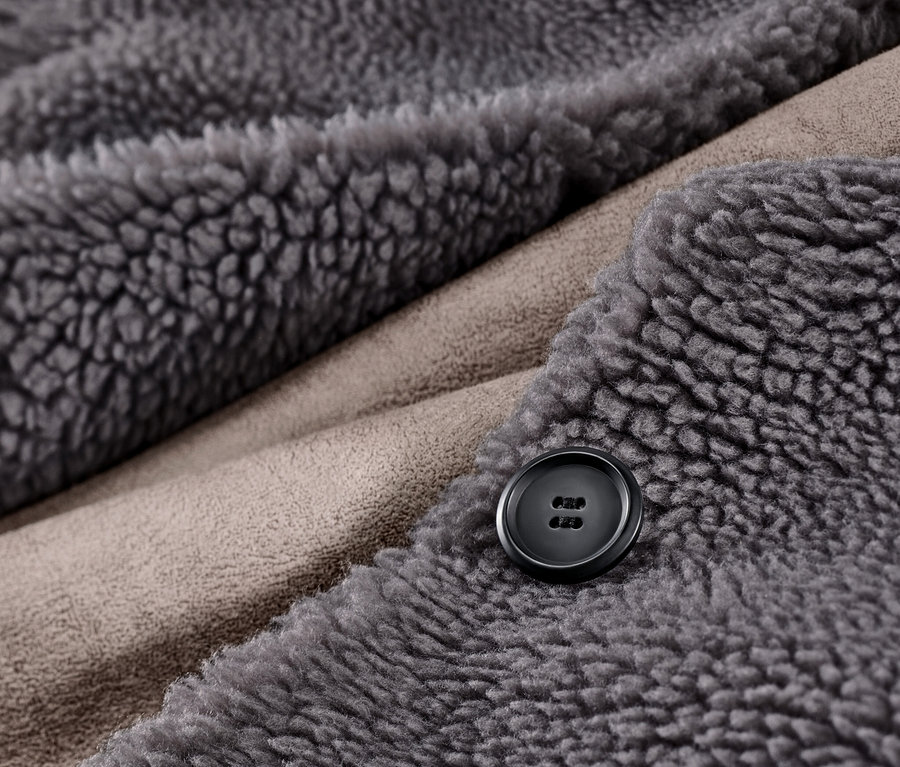 Detailansicht eines Teddymantels mit Kapuze.