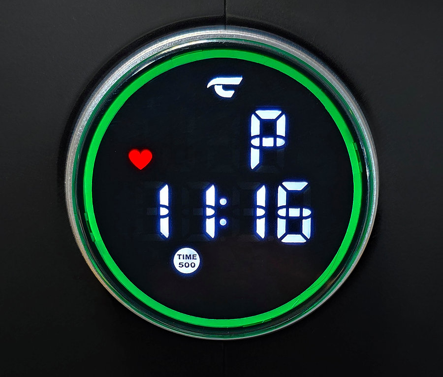 Nahaufnahme des Displays vom Rowing Machine »Ergometer Vico« mit der Anzeige 11:16, einem Herzsymbol und einem grünen Leuchtring.