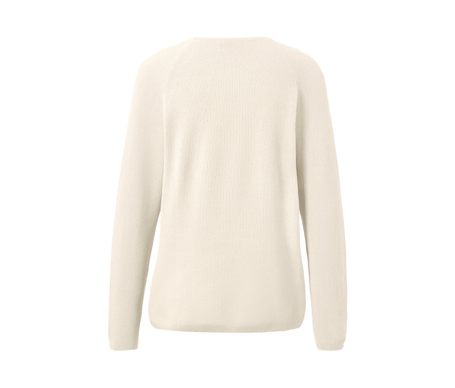 Detailaufnahme eines cremeweißen Strickpullovers.