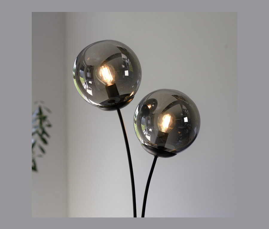 Zwei kugelförmige Lampenschirme der JUST LIGHT Tischleuchte »Big Widow« mit Glühbirnen, montiert auf schwarzen Stäben.