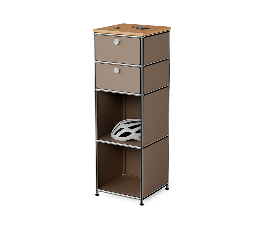 Schmale Kommode Metall »CN3« mit Holzplatte und 2 Schubladen, taupe. Im offenen Fach liegt ein weißer Helm.
