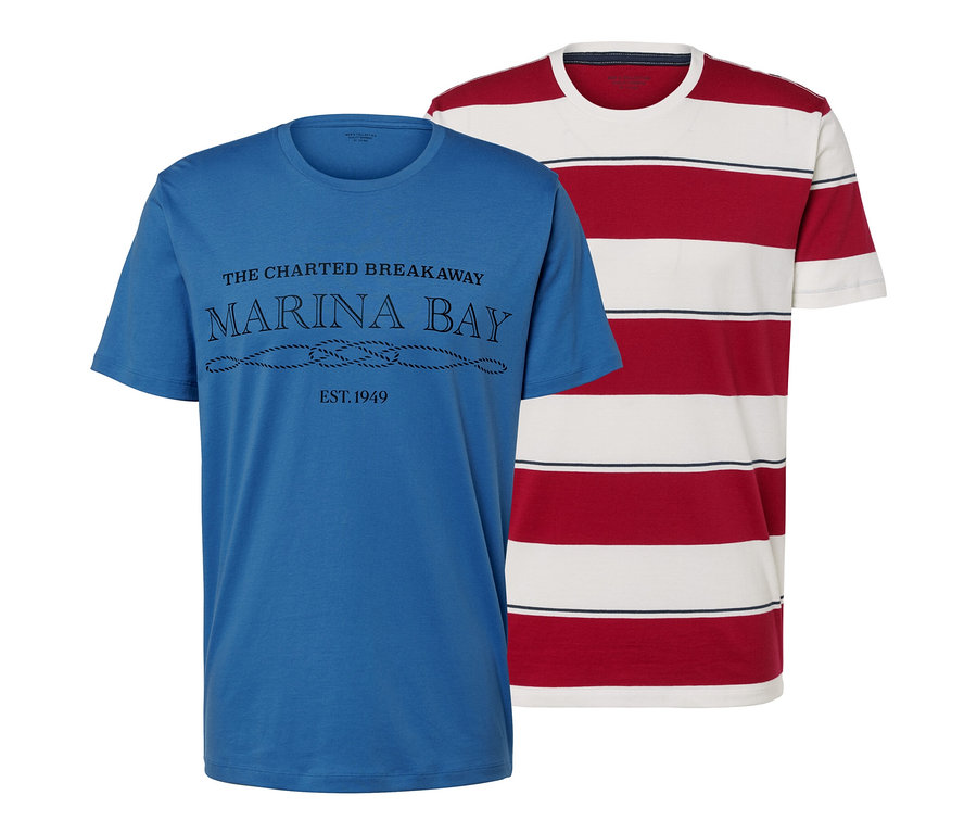 Zwei T-Shirts: ein blaues mit Aufdruck und ein rot-weiß gestreiftes.