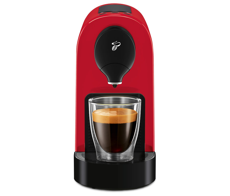 Rote Cafissimo pure+ Kaffeemaschine mit einer Tasse Kaffee.
