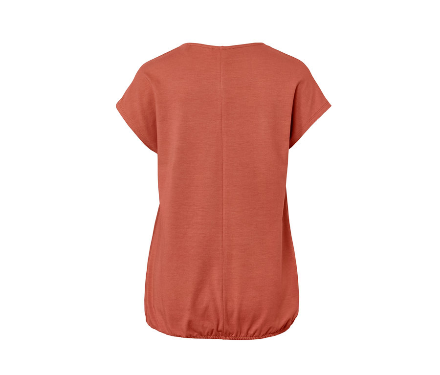 Detailansicht der Rückseite eines apricotfarbenen Blusenshirts.