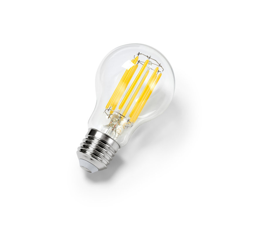 Nahaufnahme eines LED-Leuchtmittels E27 auf weißem Hintergrund.