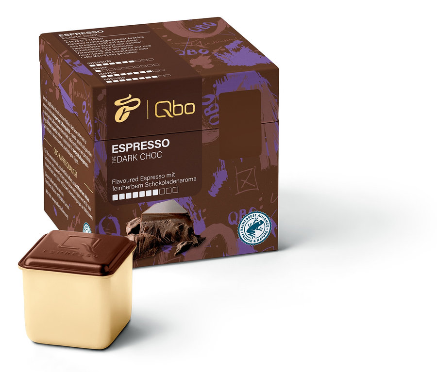 Eine Packung Qbo Flavoured Espresso Dark Choc und eine Kapsel.
