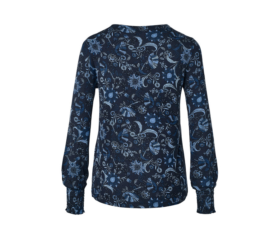 Detailansicht eines bedruckten Blusenshirts.