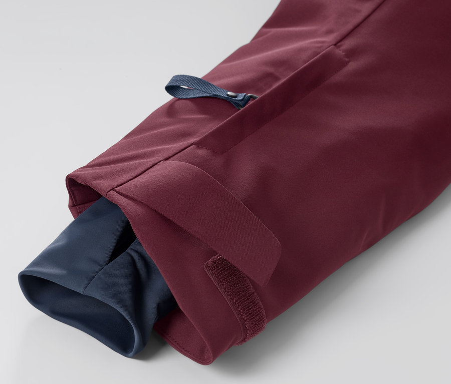 Detailaufnahme einer bordeauxfarbenen Halfzip-Skijacke.