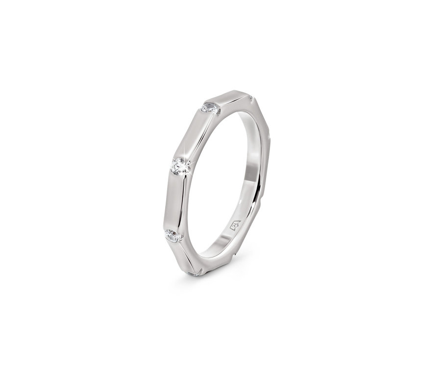 Nahaufnahme eines 925 Silber Rings Octagon mit Ziersteinen.