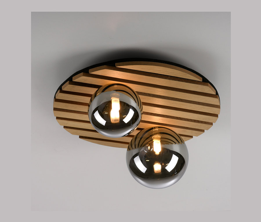 Zwei kugelförmige Lampenschirme leuchten von einer hölzernen Deckenplatte der JUST LIGHT Deckenleuchte »Green Stika«.