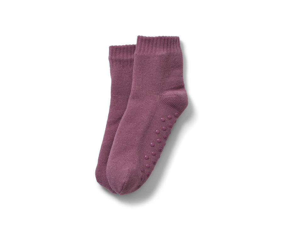 Lila Hausschuh-Socken.