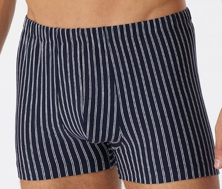 Mann trägt dunkelblaue SCHIESSER Shorts mit Bio-Baumwolle.