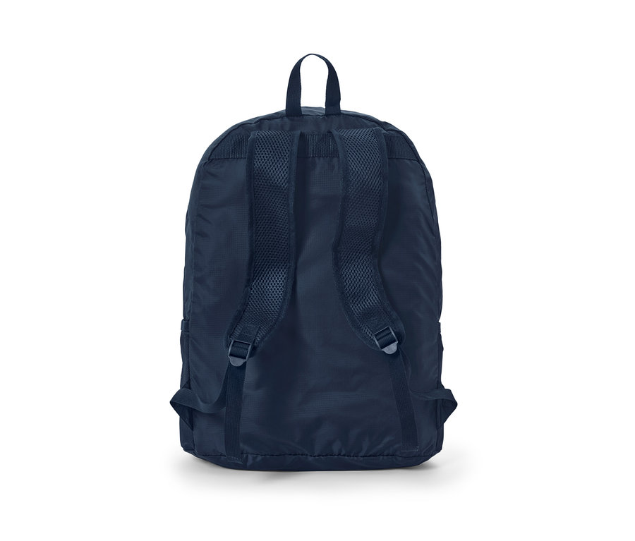 Detailansicht der Rückseite eines marineblauen faltbaren Rucksacks.