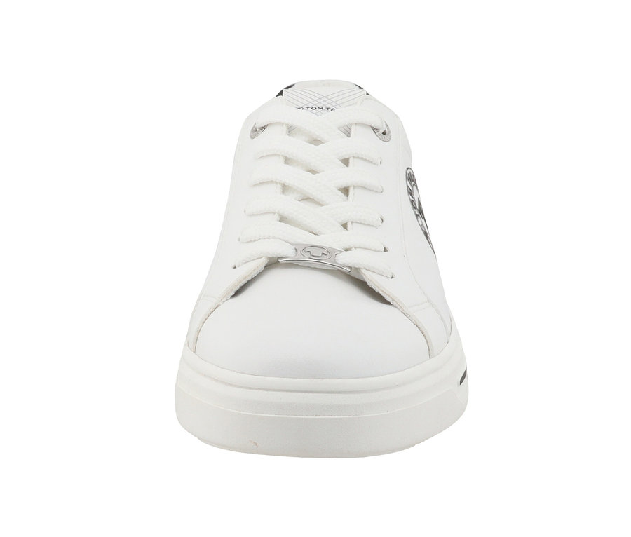 Detailansicht eines weißen Tom Tailor Sneakers aus PU mit schwarzen Akzenten.