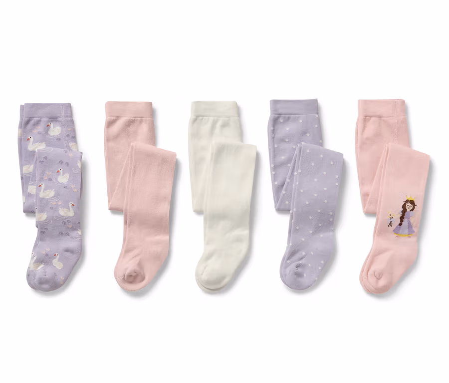 Fünf Kinder-Strumpfhosen, Prinzessin. Die Strumpfhosen sind in den Farben Lila, Rosa und Weiß. Einige haben einen Aufdruck mit Schwänen, andere mit Punkten und die letzten mit einer Prinzessin.