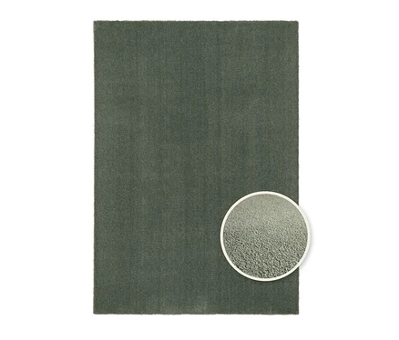 Ein grüner Teppich »Mellow« mit einer Detailansicht der Textur.
