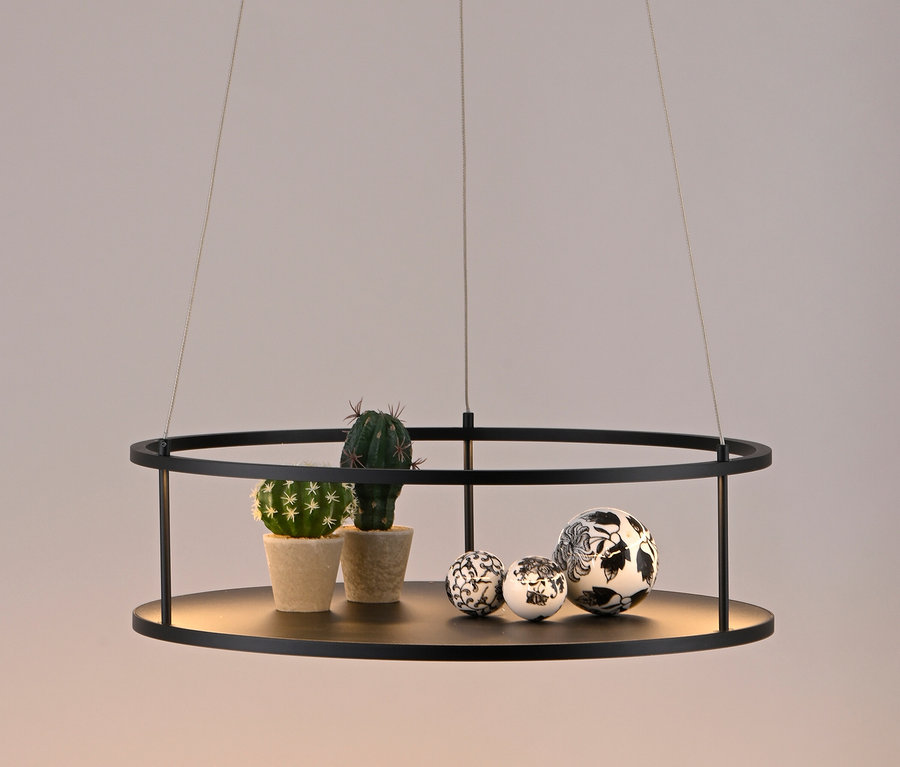 Schwarzer runder Kronleuchter mit zwei Kakteen in Töpfen und drei dekorativen Kugeln.