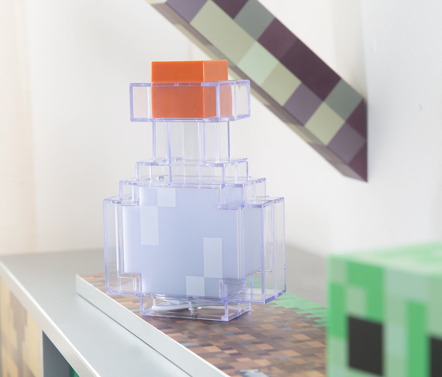 Minecraft LED Dekoleuchte, Potion, steht auf einem Regal.