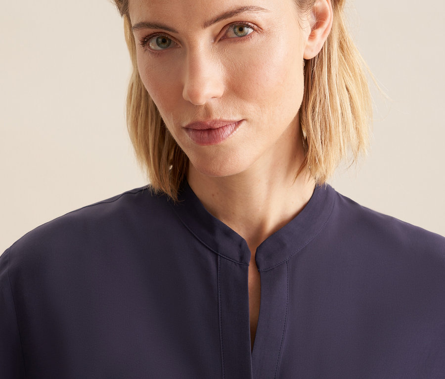 Porträt einer blonden Frau in einer Seidensticker Tunika aus Viskose.