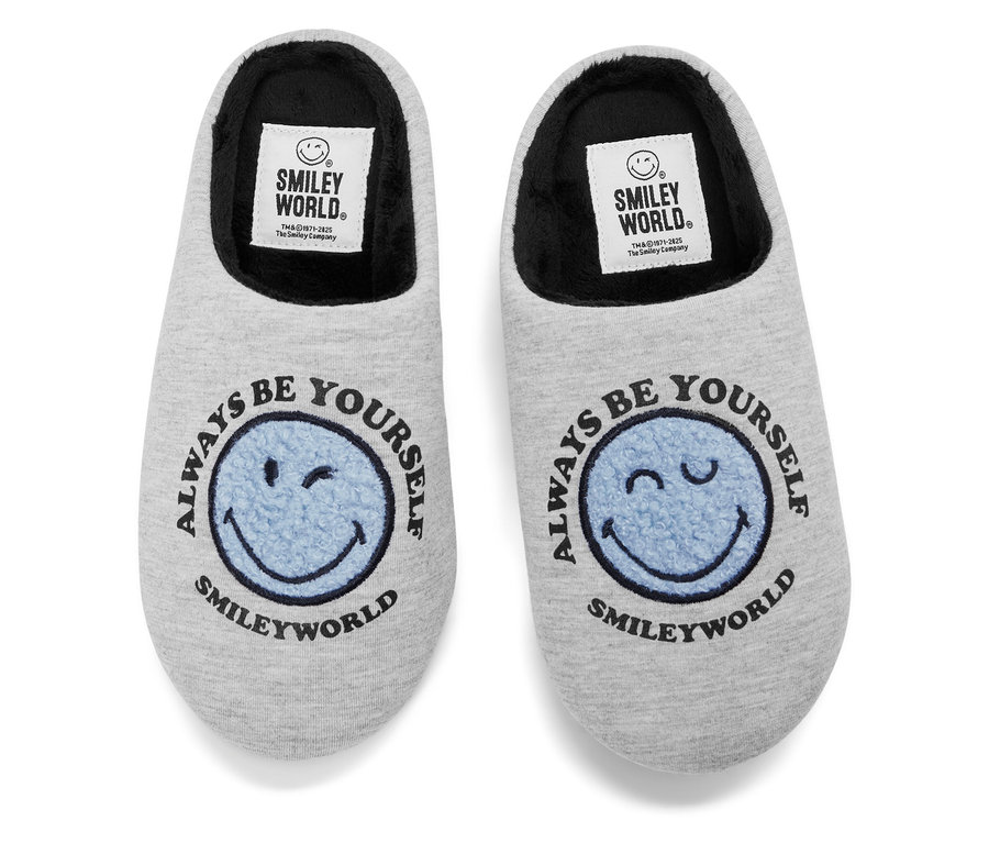 Zwei graue Hausschuhe mit blauem Smiley und dem Schriftzug Always Be Yourself.