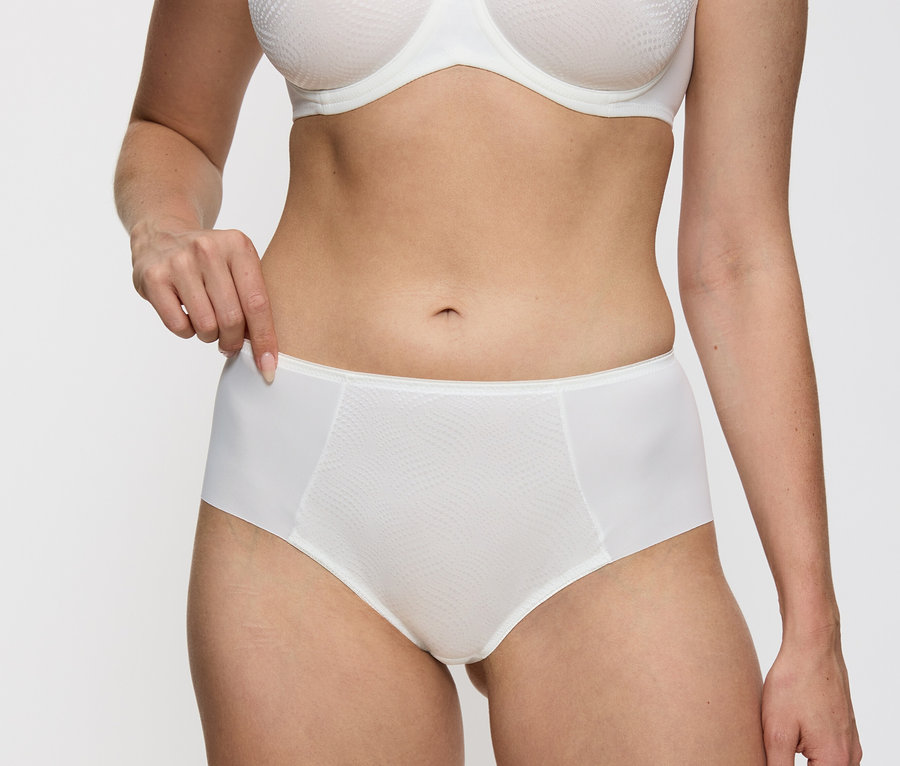 Frau trägt vanillefarbene Triumph Essential »Minimizer Hipster X«.