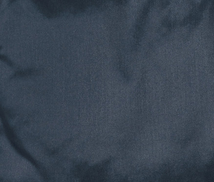 Detailansicht einer blauen Steppjacke mit geöffnetem Reißverschluss.