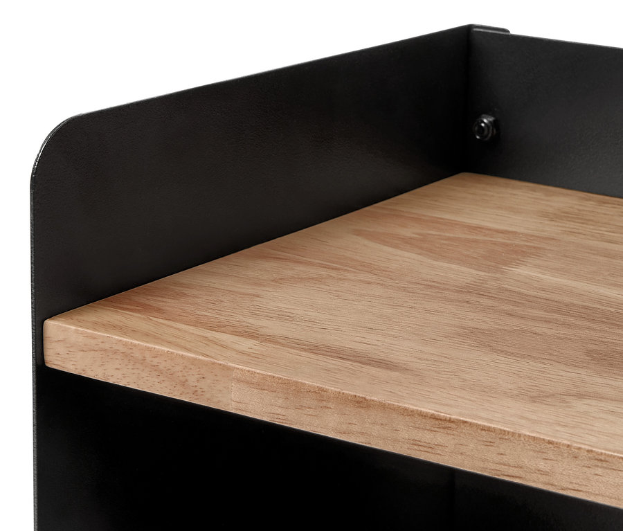 Detailaufnahme eines breiten Kaminholzregals mit Ablagefläche.