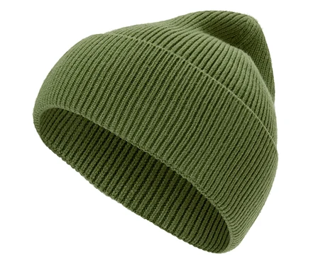Nahaufnahme einer olivgrünen Strickmütze auf weißem Hintergrund.