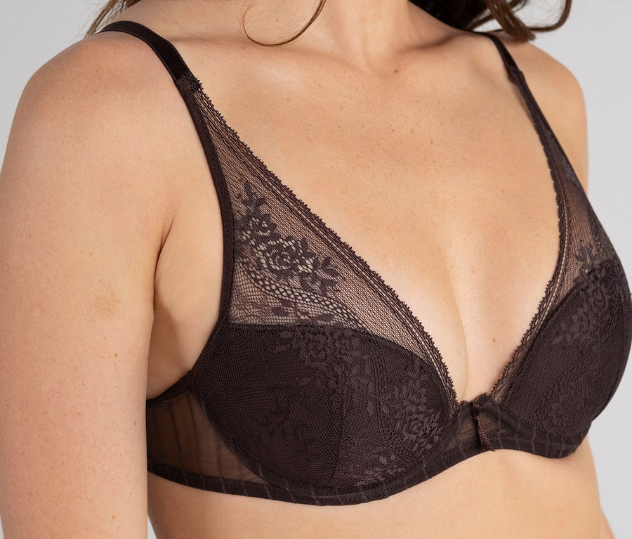 Frau trägt einen braunen Spitzen-BH.