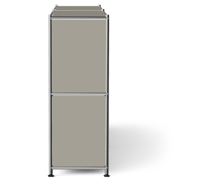Ein grauer Schrank mit zwei Regalen und einem silberfarbenen Rahmen.