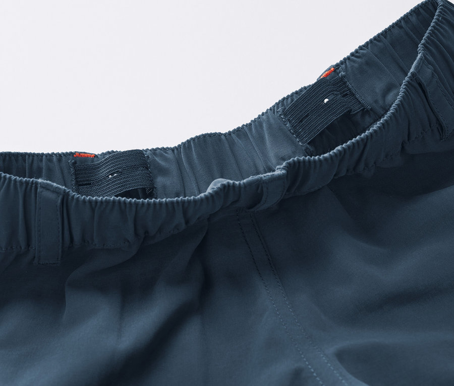 Detailaufnahme einer Kleinkinder-Funktionshose mit elastischem Bund und verstellbaren Trägern.