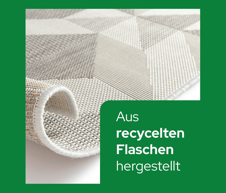 Nahaufnahme eines faltbaren Outdoor-Teppichs im Mosaik-Design.