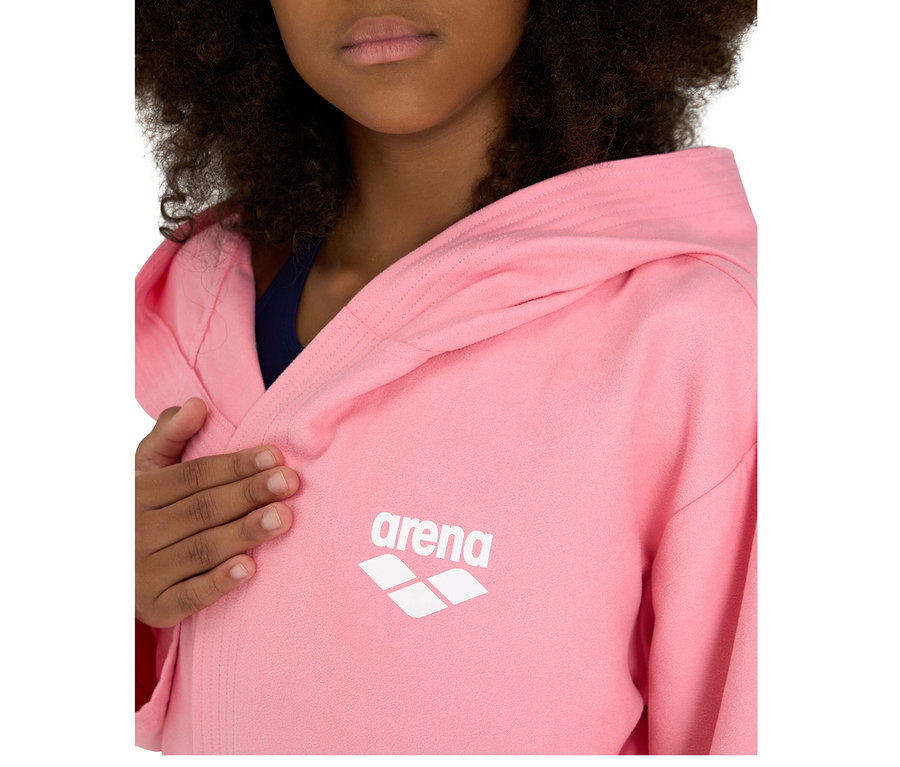 Kind trägt einen rosa arena Kinder-Bademantel Zeal Plus JR mit Kapuze, das weiße arena Logo ist auf der Brust sichtbar.