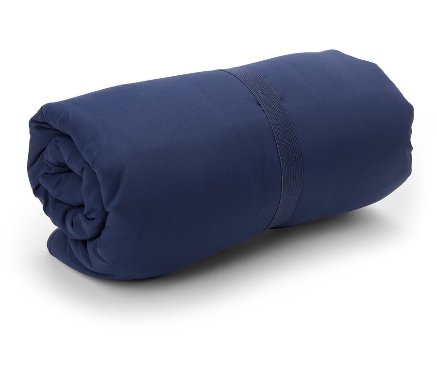 Gerollte dunkelblaue Decke mit Gummiband.